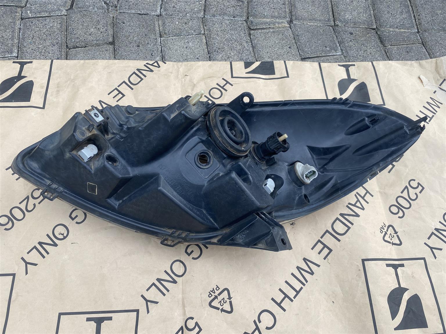 2012 RENAULT SANDERO HEADLIGHT RIGHT SIDE FOR SALE. IN PRISTINE CONDITION - Private Seller