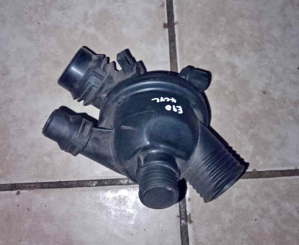 BMW E90 thermostat housing - Private Seller BMW E90 thermostat housing - Private Seller