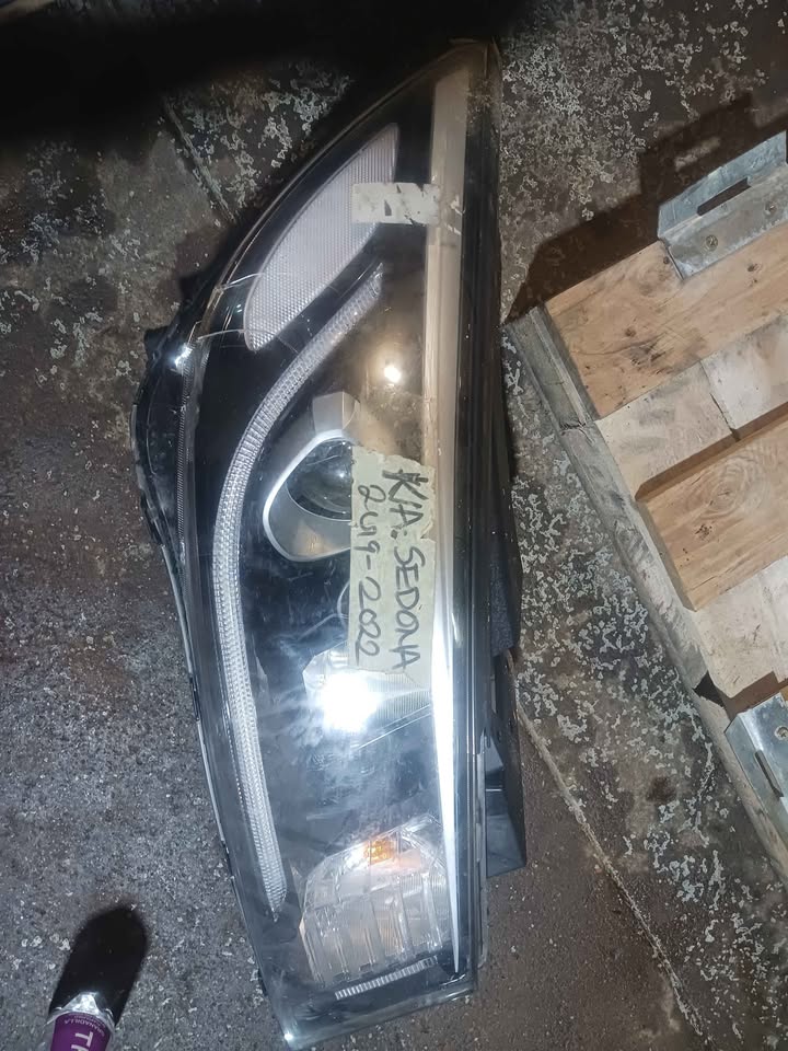 KIA SEDONA HEADLIGHT 2019-2022 - Private Seller