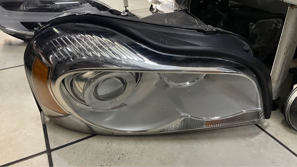 Volvo XC90 headlight 2008/11 - Private Seller Volvo XC90 headlight 2008/11 - Private Seller
