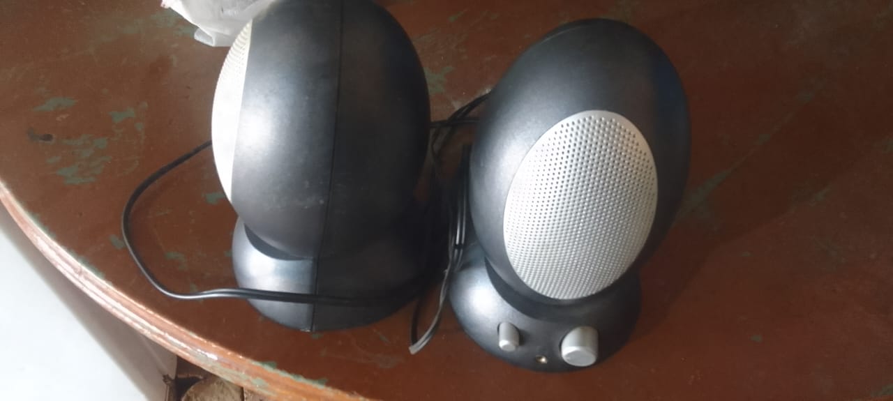 Speakers x 2 Speakers x 2