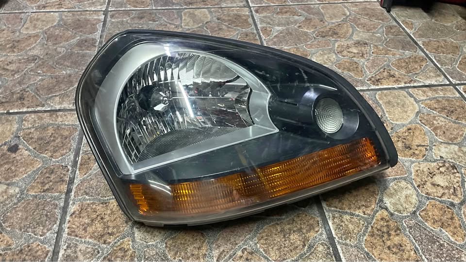 Hyundai Tucson headlight 2006 - Private Seller Hyundai Tucson headlight 2006 - Private Seller
