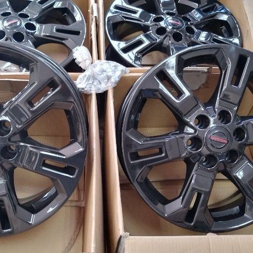 Nissan Navara black rims