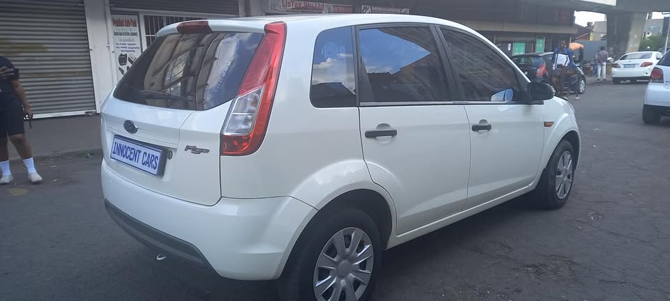 2013 FORD FIGO 1.4 PETROL, MANUAL HATCHBACK, WHITE COLOR, 98000KM