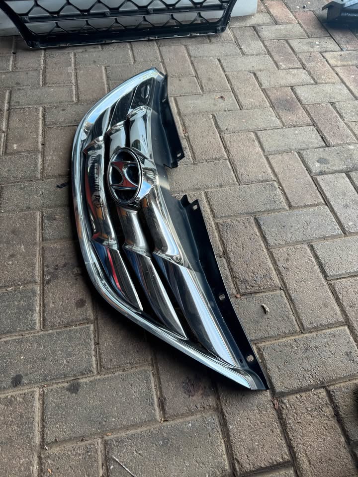 Hyundai Sonata Main Front Bumper Gril - Private Seller Hyundai Sonata Main Front Bumper Gril - Private Seller