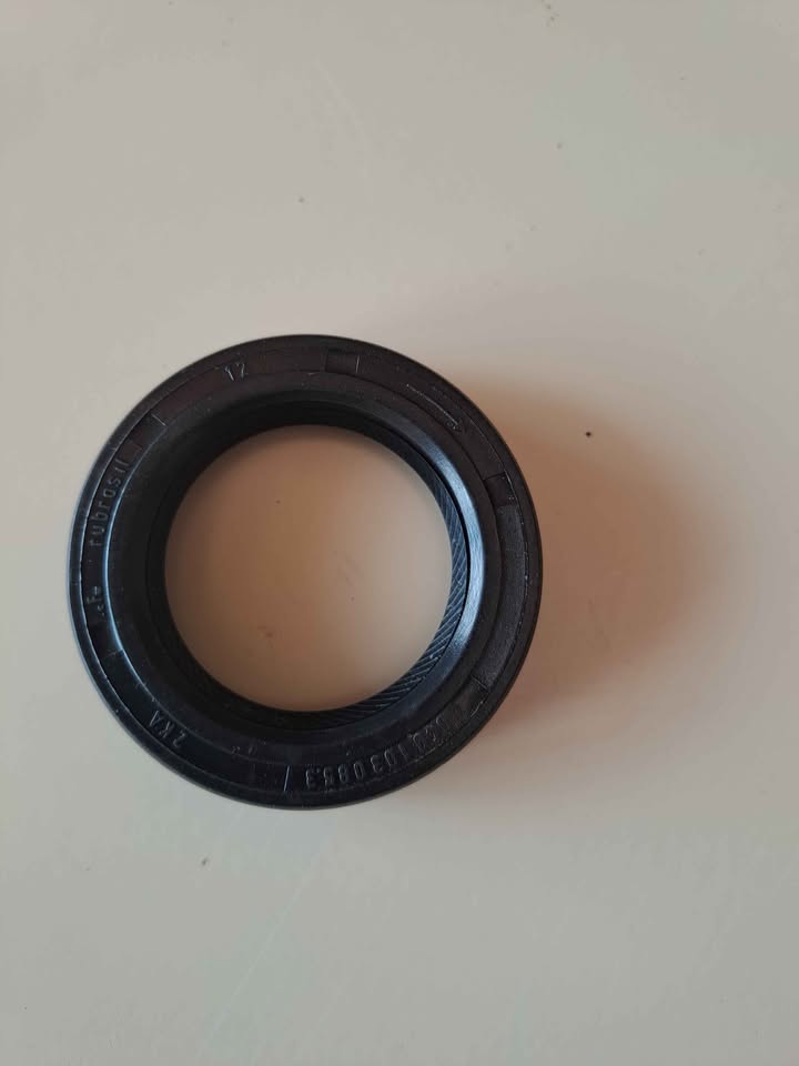 Volkswagen golf Jetta oil seal - Private Seller