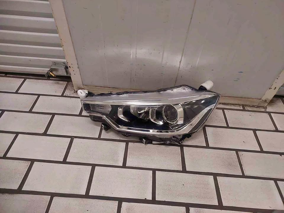 TOYOTA RUMIO HEADLIGHT LEFT SIDE - Private Seller TOYOTA RUMIO HEADLIGHT LEFT SIDE - Private Seller