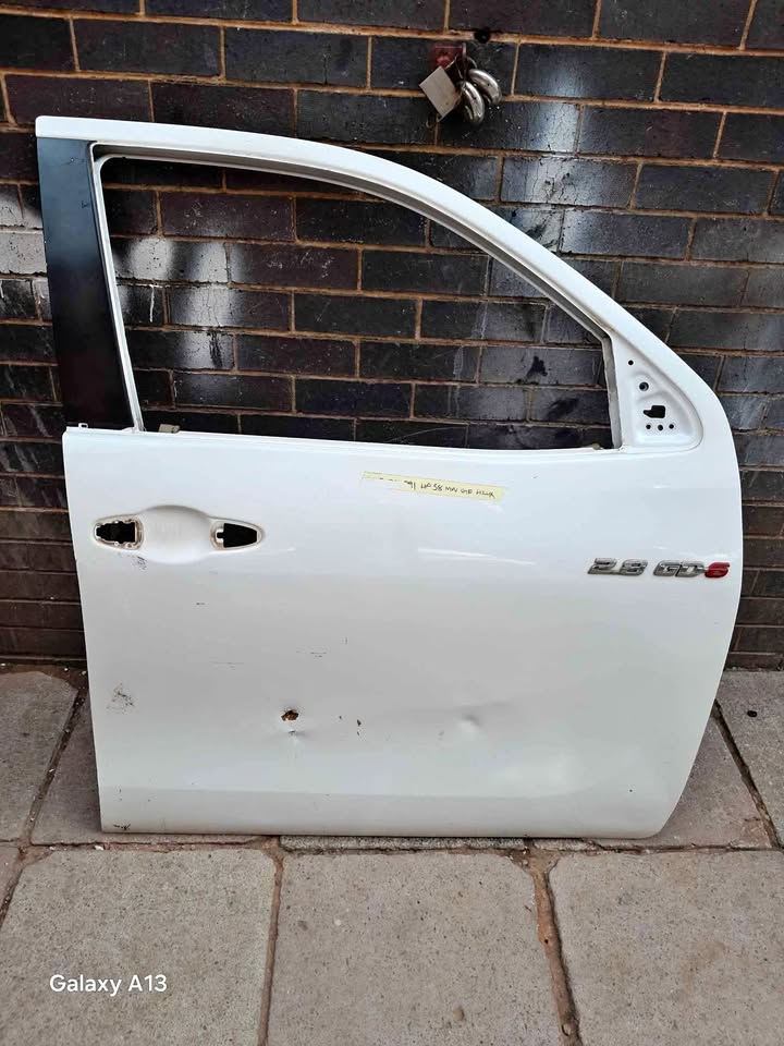TOYOTA HILLUX GD6 RIGHT FRONT DOOR - Private Seller TOYOTA HILLUX GD6 RIGHT FRONT DOOR - Private Seller