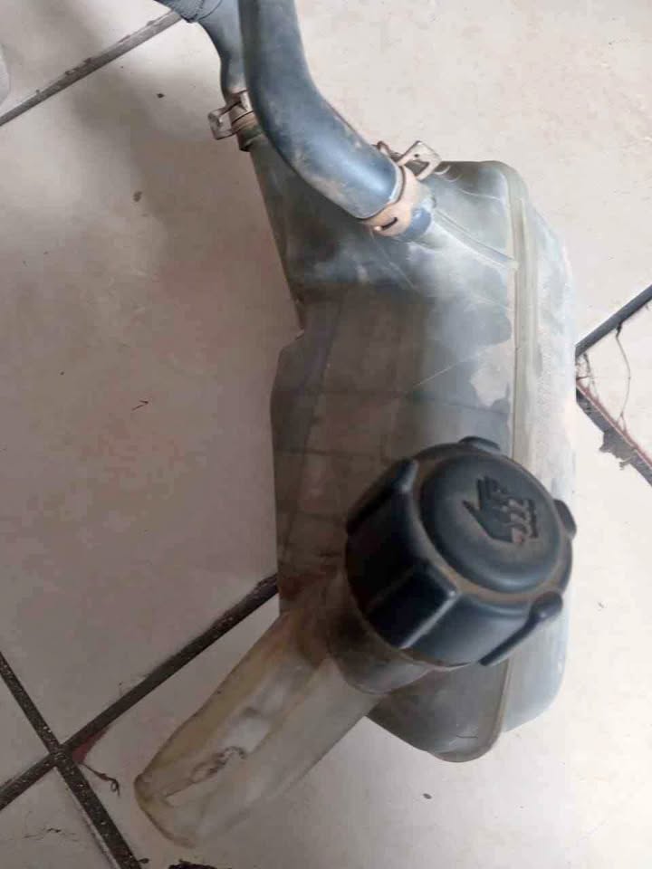 Renault megane 2 radiator water bottle