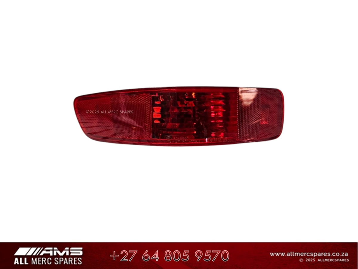 NEW MITSUBISHI OUTLANDER BUMPER REFLECTOR (RIGHT LIGHT) - Private Seller