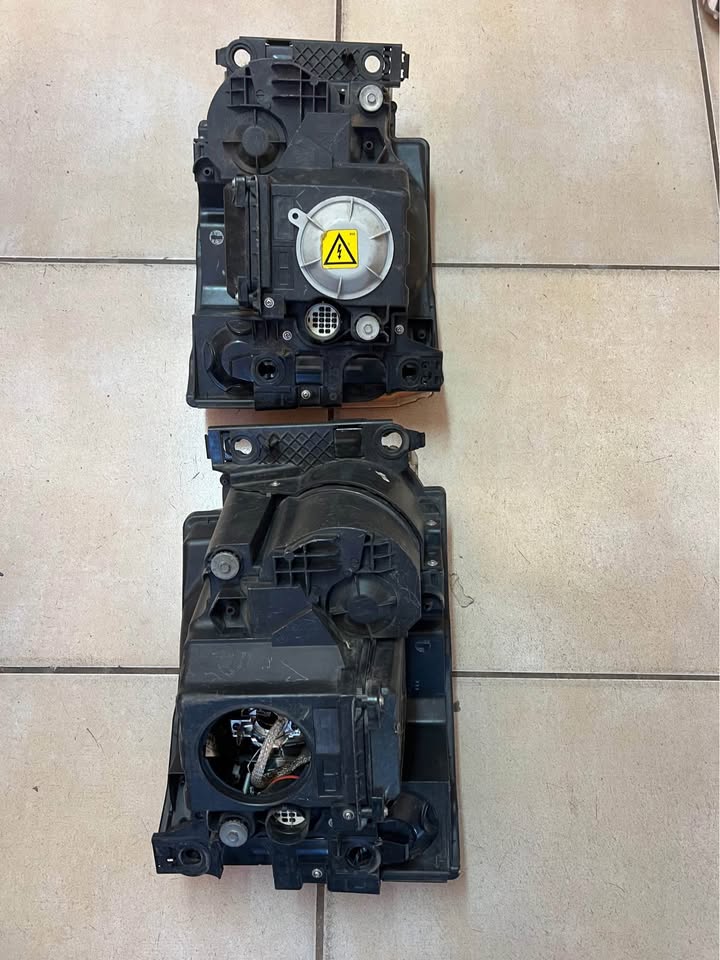 Land Rover Discovery 3 original headlight available Call or whatsapp