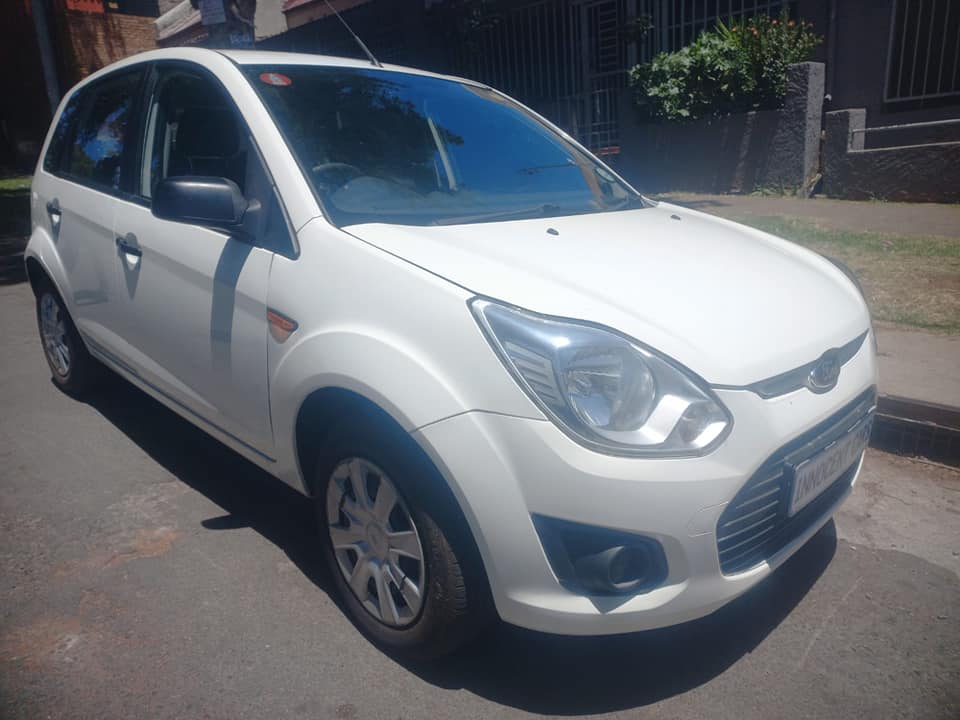 2014 FORD FIGO 1.4 PETROL, MANUAL, WHITE COLOR, MILEAGE 100000KMS