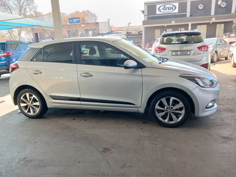 2017 HYUNDAI i20 1.4 FLUID Transmission: Automatic Mileage: 75000km Fueltype: Petrol Silver