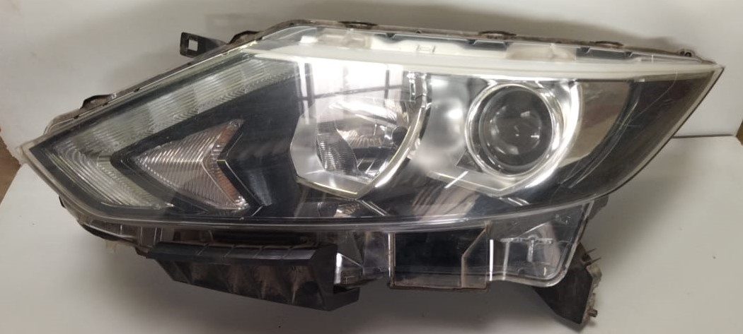 Nissan qashqai Left headlight - Private Seller Nissan qashqai Left headlight - Private Seller