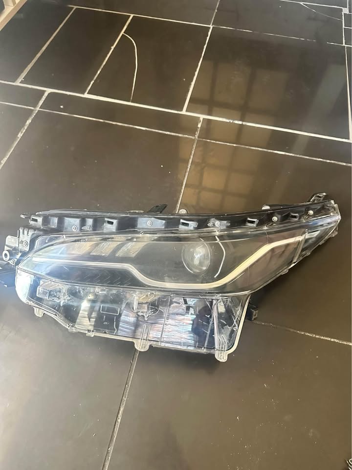 Toyota fortuner Headlight - Private Seller Toyota fortuner Headlight - Private Seller
