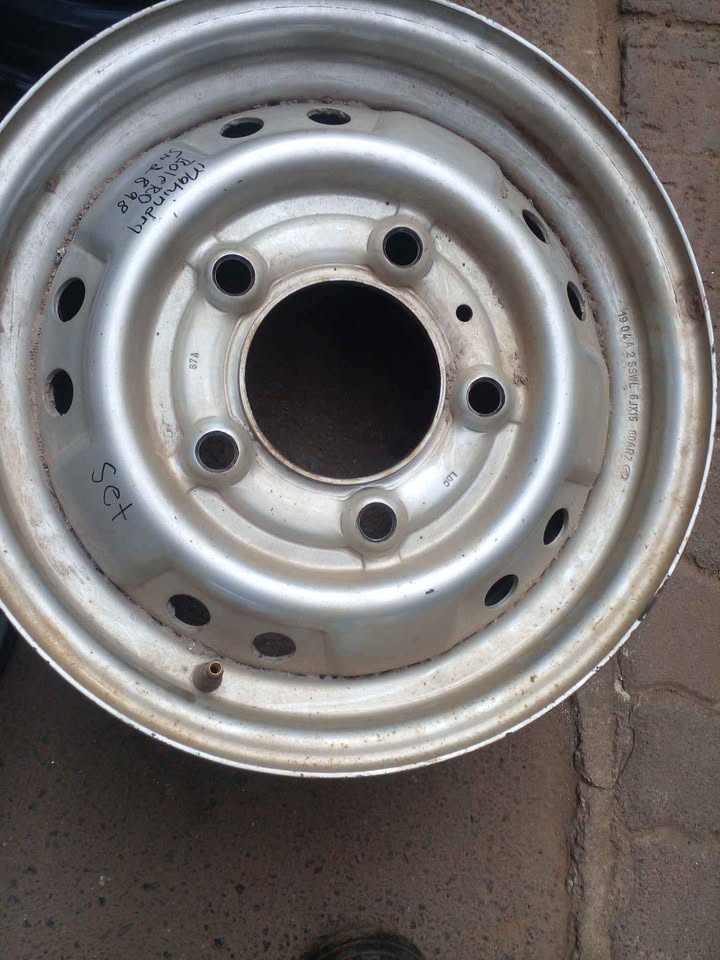 Mahindra bolero rims size 15 - Private Seller