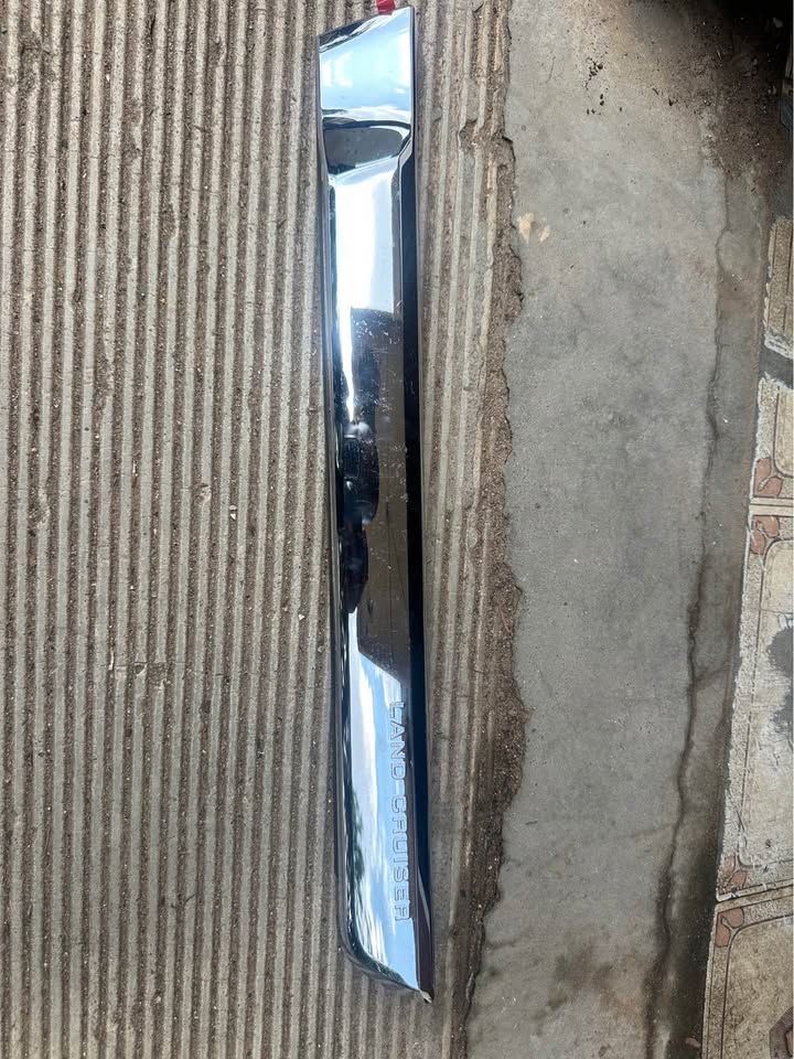 Toyota Land Cruiser 200 - Rear Left Door Molding - Private Seller Toyota Land Cruiser 200 - Rear Left Door Molding - Private Seller