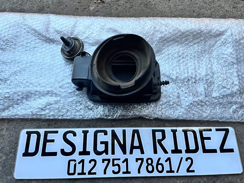 BMW E90 323i FUEL TANK FLAP AVAILABLE. - Private Seller