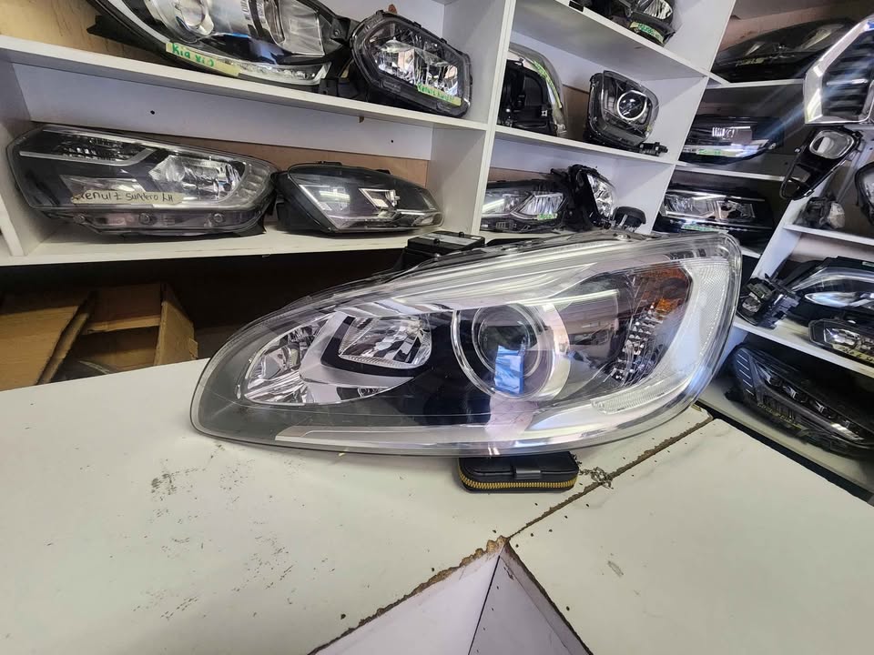 Volvo S60 headlight super clean - Private Seller Volvo S60 headlight super clean - Private Seller