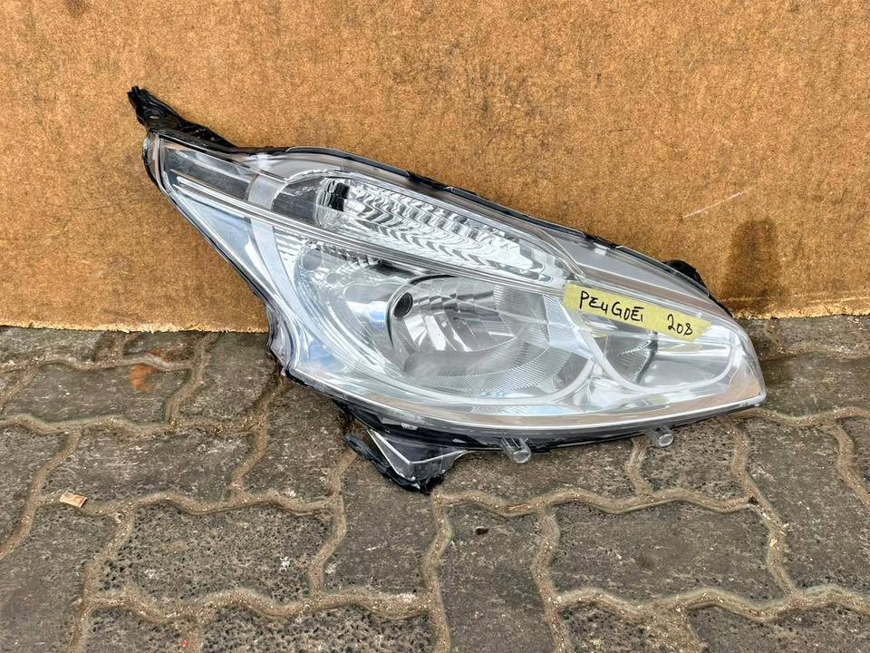 Peugeot 208 Headlight - Private Seller Peugeot 208 Headlight - Private Seller