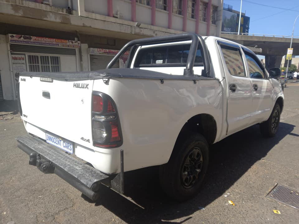 2010 TOYOTA HILUX 2.5 D4D DIESEL, DOUBLE CAB BAKKIE, WHITE COLOUR, MANUAL