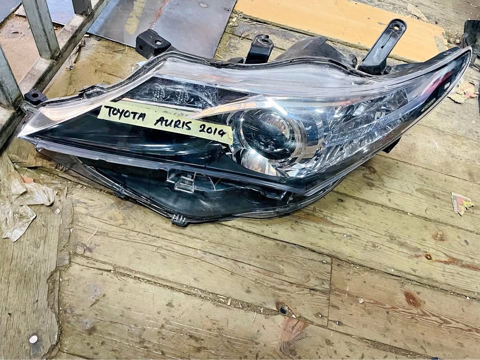 Toyota Auris headlight - Private Seller Toyota Auris headlight - Private Seller