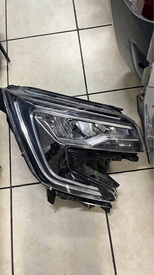 Mahindra XUV700 LED HEADLIGHT - Private Seller Mahindra XUV700 LED HEADLIGHT - Private Seller