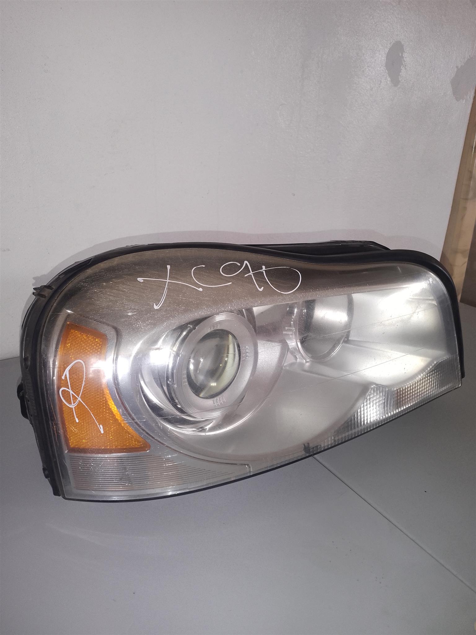 VOLVO XC90 RIGHT HEAD LIGHT FOR SALE (DELIVERY AVAILABLE NATION WIDE) - Private Seller VOLVO XC90 RIGHT HEAD LIGHT FOR SALE (DELIVERY AVAILABLE NATION WIDE) - Private Seller