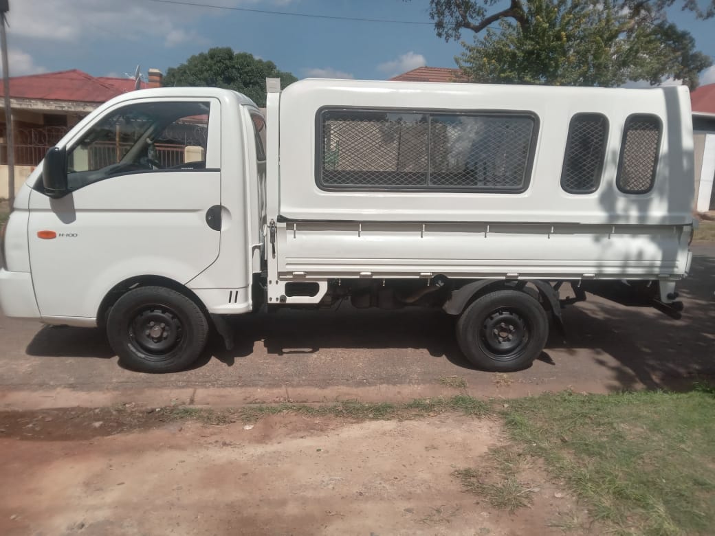Used 2015 Hyundai H-100 Bakkie 2.6D deck - Private Seller