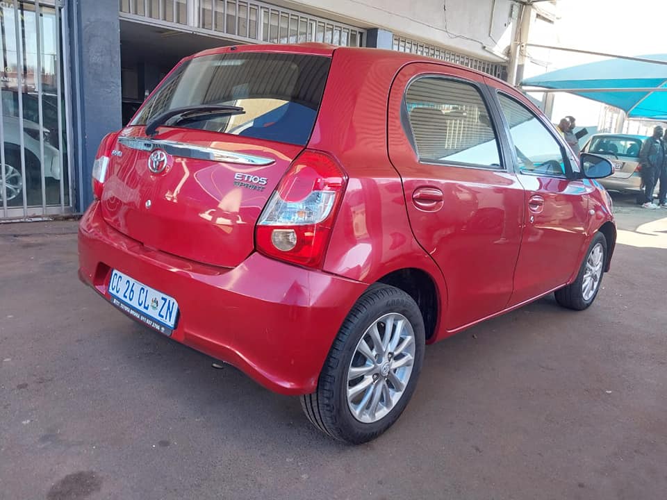 2020 TOYOTA ETIOS HATCH BACK 1.5 72 000KM MAROON COLOR MANUEL PETROL