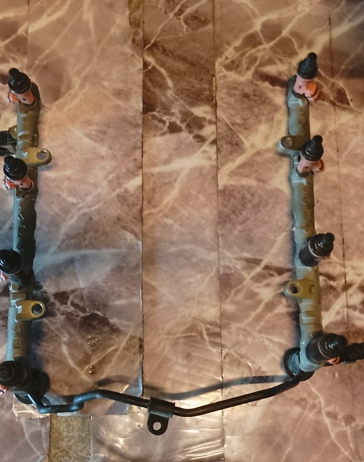 Toyota / Lexus 1UZ-FE Fuel Injectors – Full Rail, OEM, Complete - Private Seller