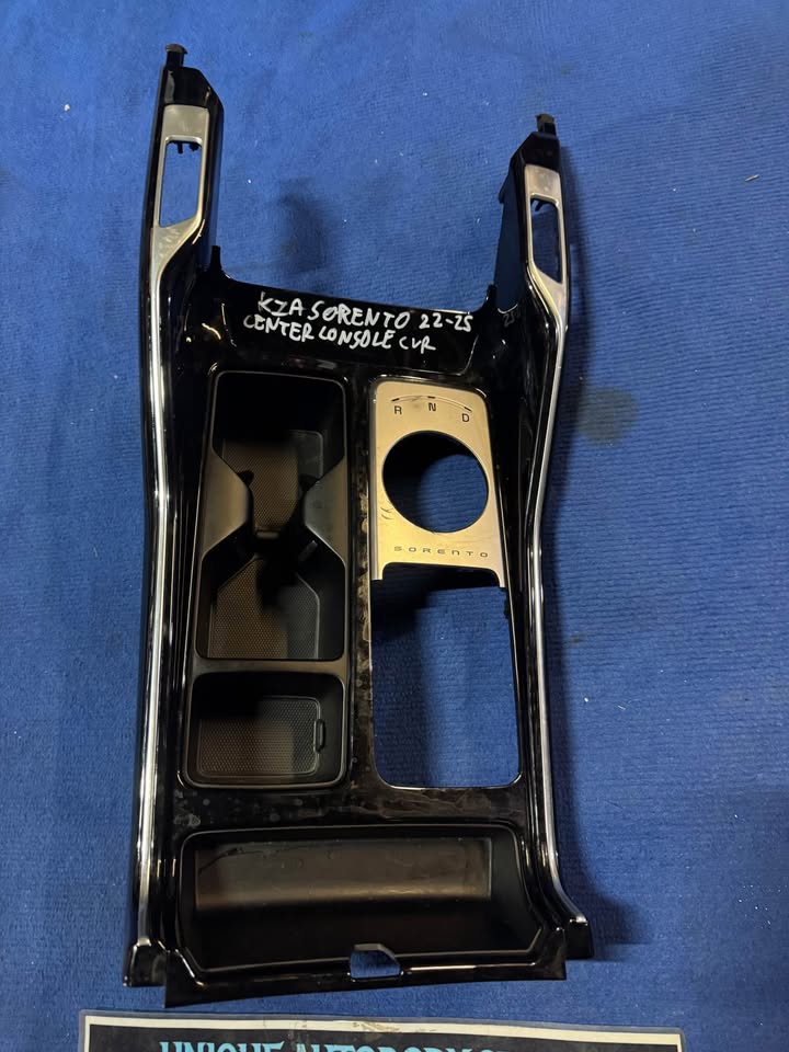 Kia Sorento Center Console Cover - Private Seller Kia Sorento Center Console Cover - Private Seller