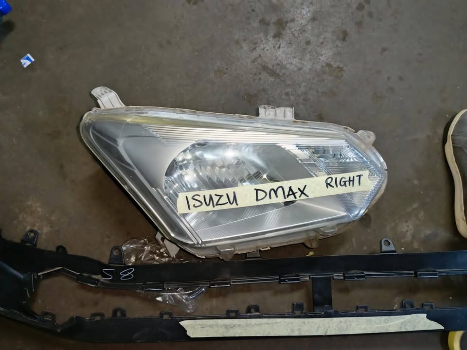 Isuzu D-Max Right Headlight - Private Seller Isuzu D-Max Right Headlight - Private Seller