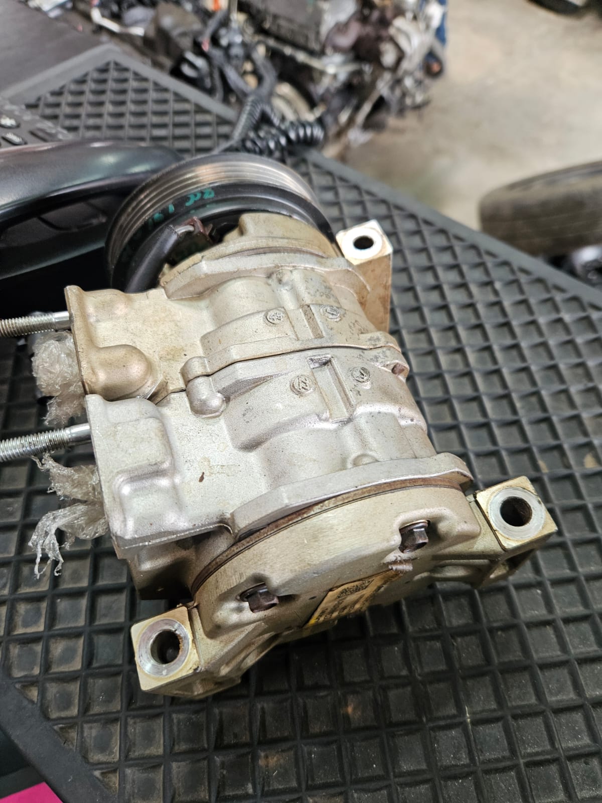 ❄️ Mahindra 2.2 Aircon Pump for Sale! ❄️ - Private Seller