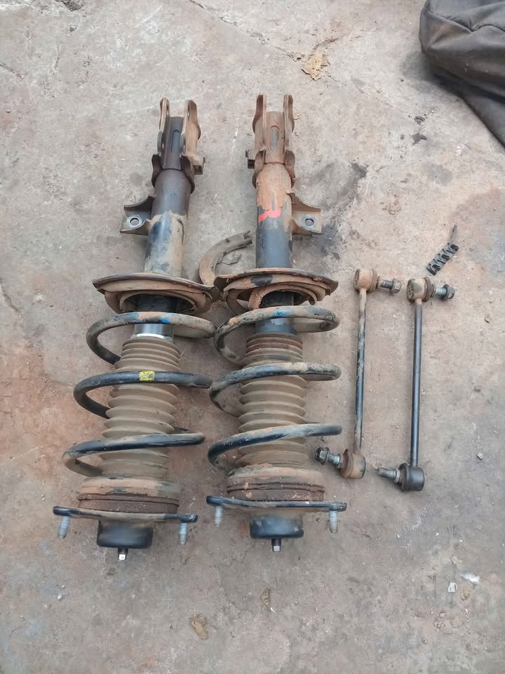 Hyundai ix35 maunal both side shocks and linkage - Private Seller