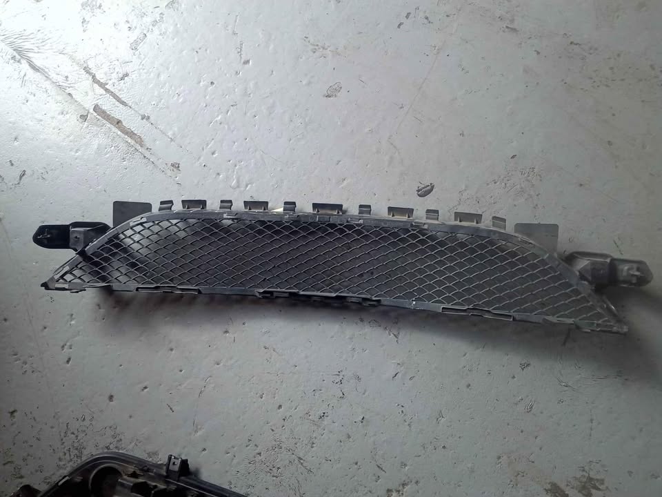 MERCEDES W205 AMG BUMPER GRILLE CENTRE