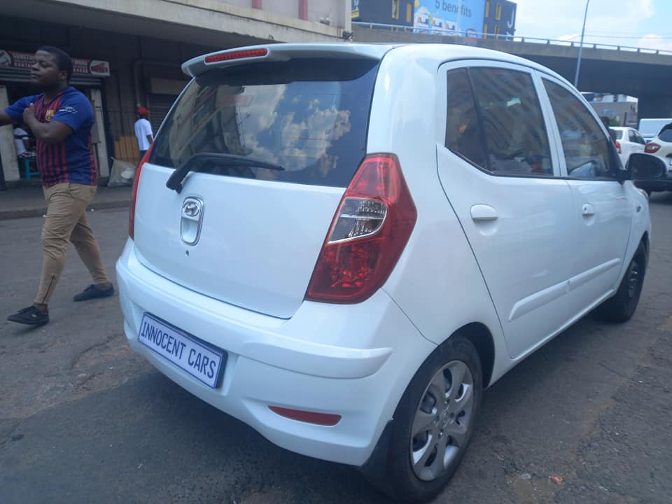 2015 HYUNDAI i10 1.2 PETROL ENGINE, MANUAL TRANSMISSION, WHITE COLOUR, MILEAGE 82000KM