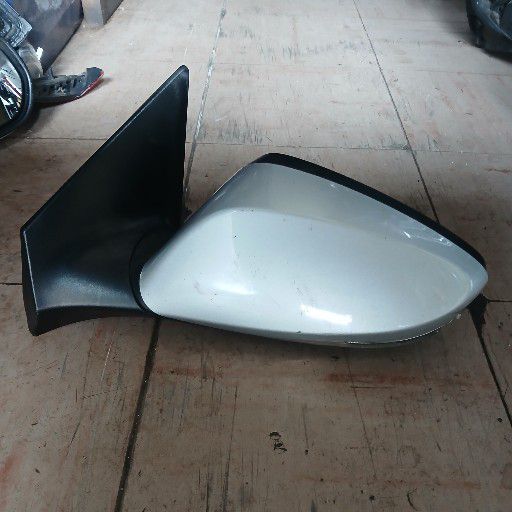 Hyundai accent side mirror - Private Seller Hyundai accent side mirror - Private Seller