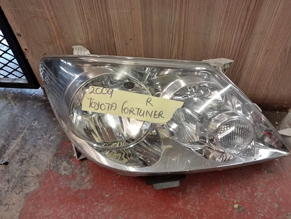 2009 TOYOTA FORTUNER RIGHT SIDE HEAD LIGHT - Private Seller 2009 TOYOTA FORTUNER RIGHT SIDE HEAD LIGHT - Private Seller