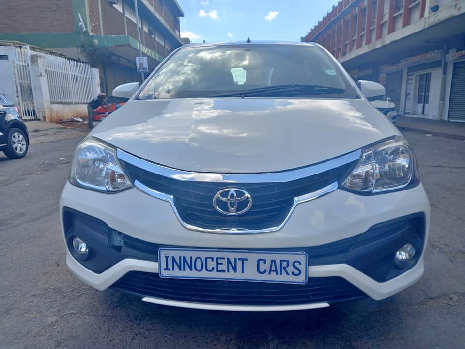2017 TOYOTA ETIOS HATCHBACK 1.5 PETROL, MANUAL TRANSMISSION, WHITE COLOUR
