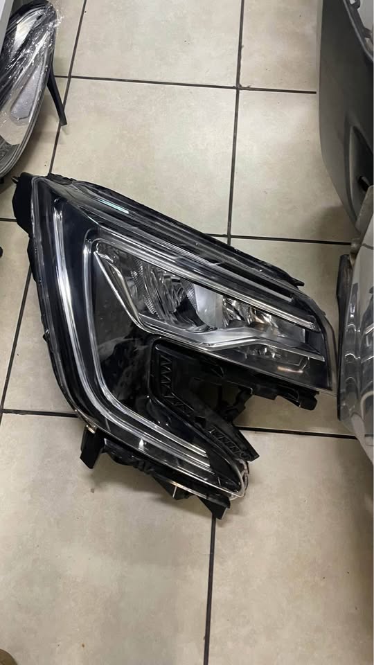 Mahindra XUV700 LED HEADLIGHT - Private Seller Mahindra XUV700 LED HEADLIGHT - Private Seller