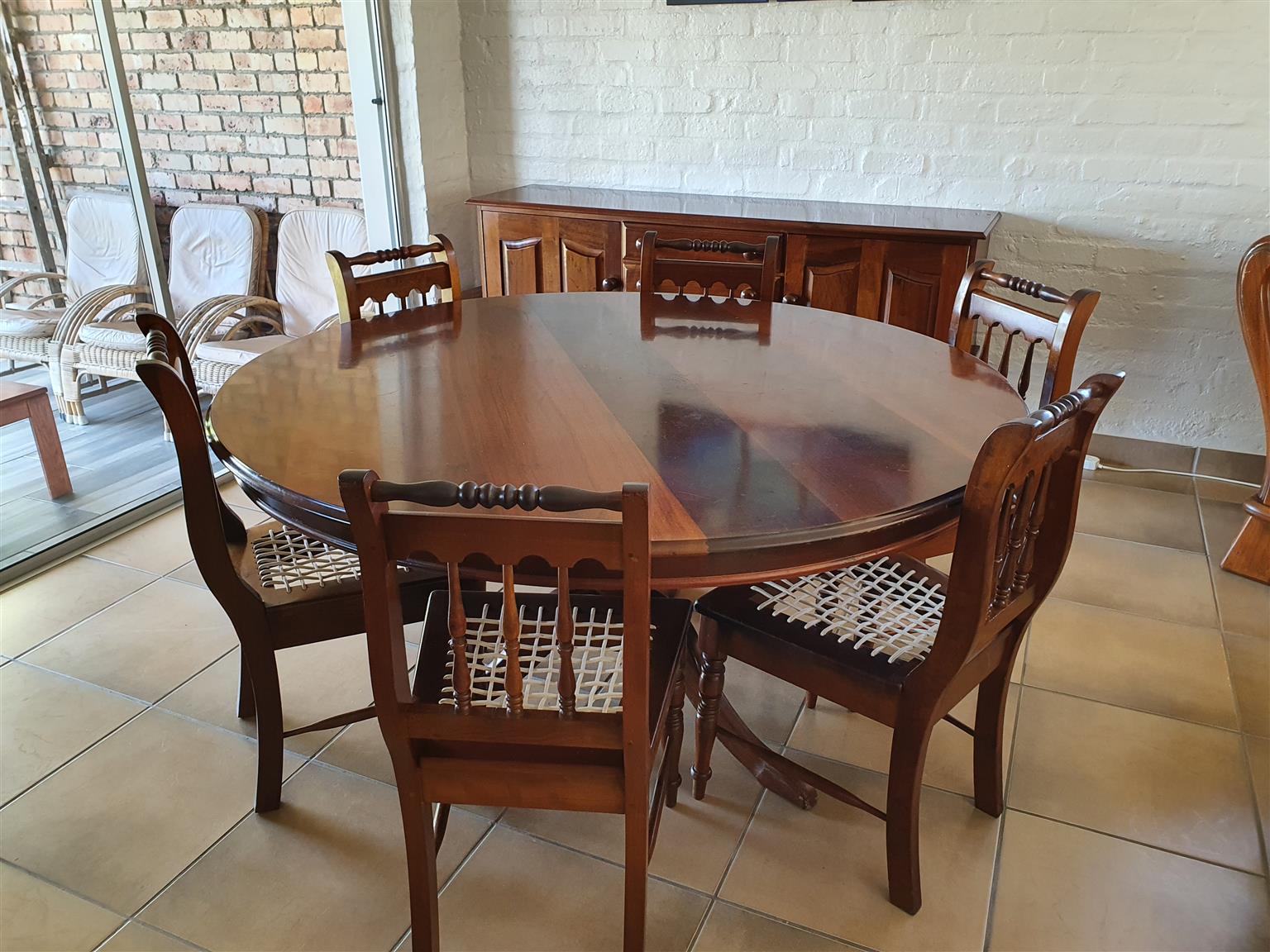 Dining room table (round) Side board. 6x chairs. Solid Valueable Wood.