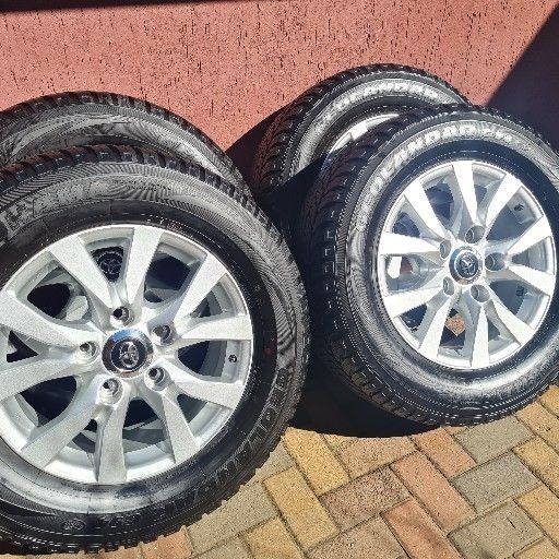 TOYOTA 200 SERIES L/CRUISER OEM 18IN MAGS AND TYRES - Private Seller