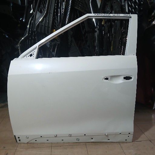 Mahindra xuv 300 door