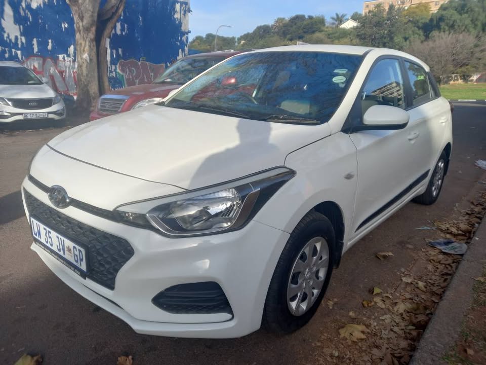 2018 HYUNDAI I20 1.2 PETROL, MANUAL, WHITE, 92000KMS, R140,000. SERVICE BOOK SPARE KEYS