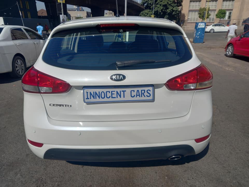 2014 KIA CERATO HATCHBACK 1.6 PETROL, MANUAL, WHITE COLOR, MILEAGE 73000KM