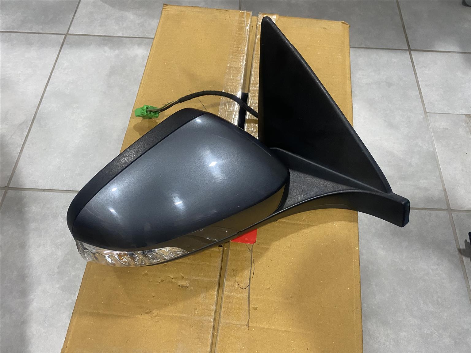 2013 VOLVO C30 ELECTRONIC AUTO-FOLD DOOR MIRROR RIGHT SIDE FOR SALE. - Private Seller 2013 VOLVO C30 ELECTRONIC AUTO-FOLD DOOR MIRROR RIGHT SIDE FOR SALE. - Private Seller