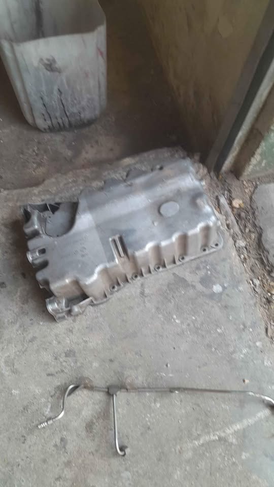 Audi A3 2.0l FSI Oil sump/pan Toureng,Golf 5,6 - Private Seller