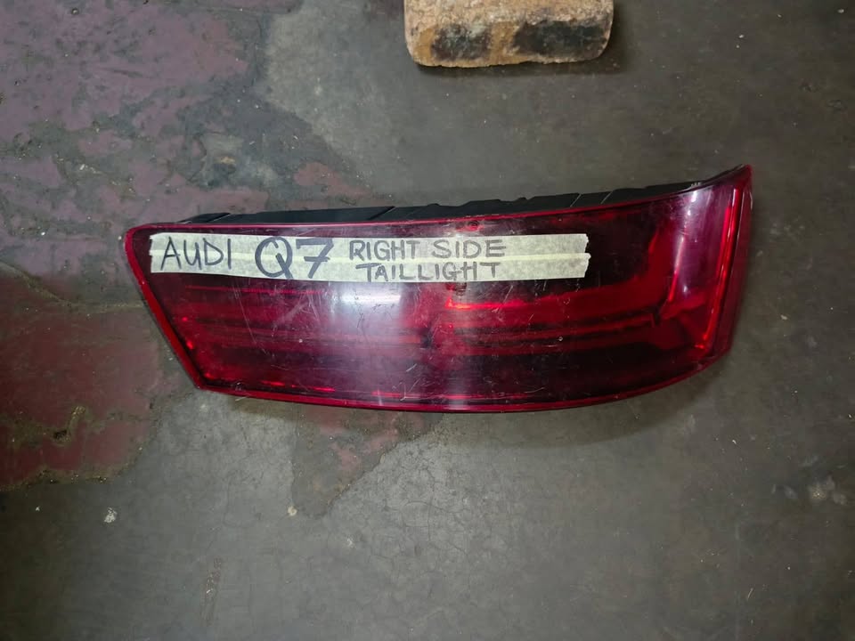 Audi Q7 Right Taillight - Private Seller Audi Q7 Right Taillight - Private Seller