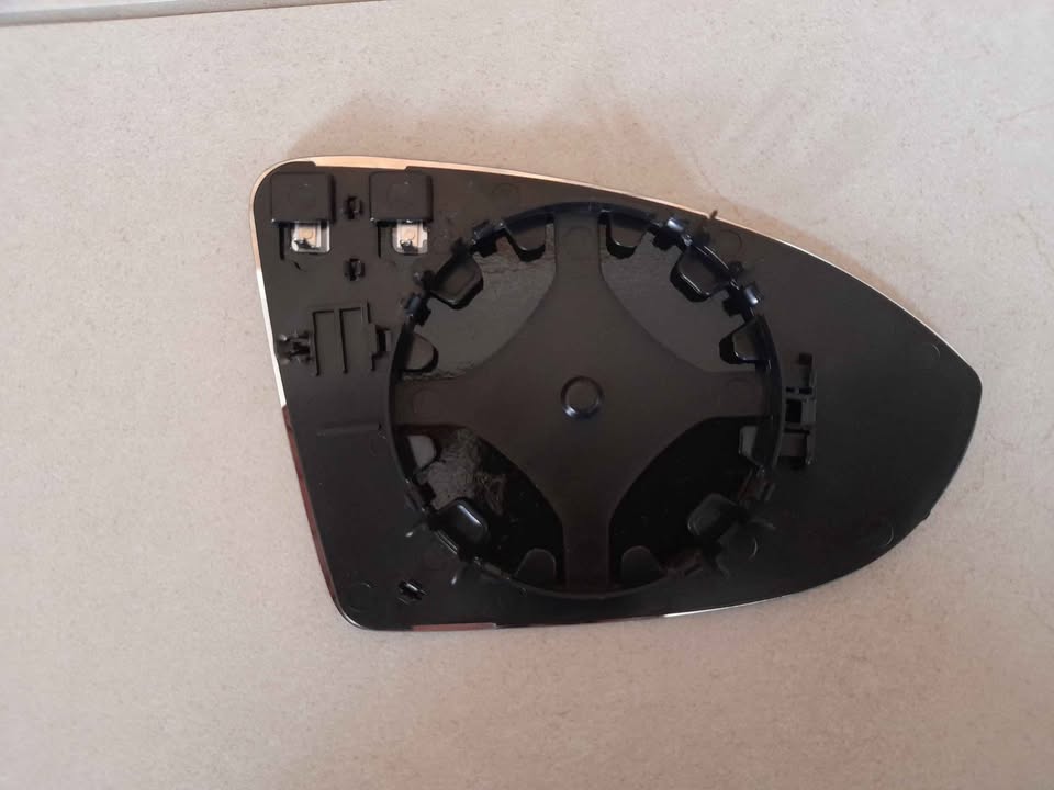 VW GOLF 7 BRAND NEW DOOR MIRROR GLASS FORSALE SALE ( free fitment)